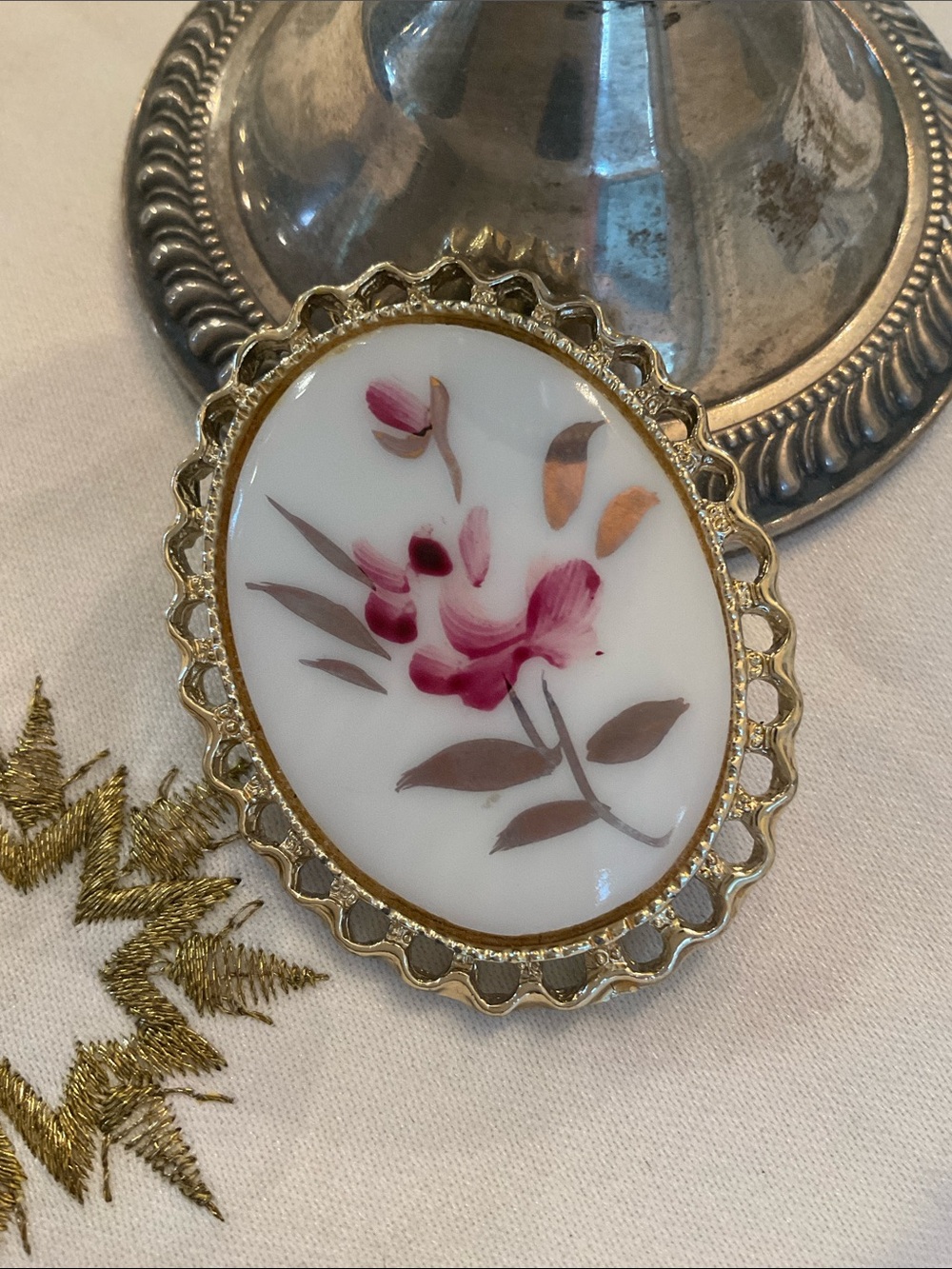 Vintage Handpainted Gold-Tone Floral Sweet Pea Porcelain Brooch\Pendant